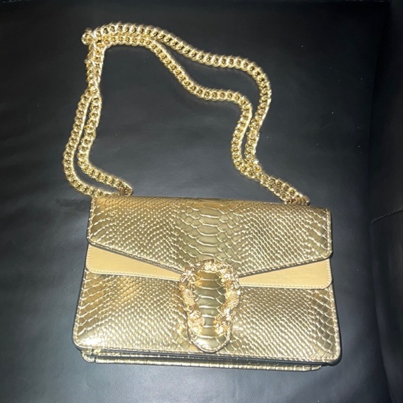 Glamorous Gold Textured Shoulder Bag with Chain Strap - Picture 3 of 3